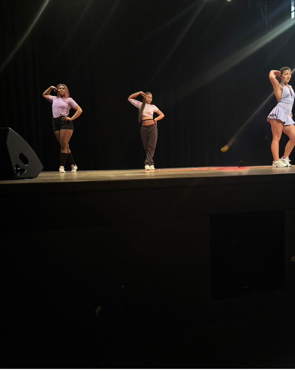 Représentation A'Corps, trio en scène